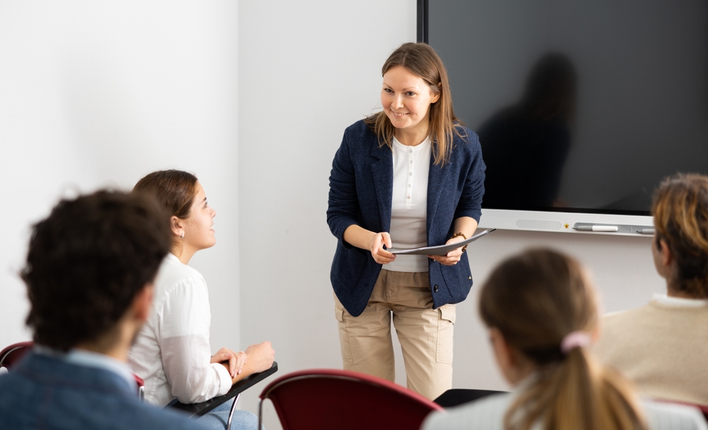 Friendly,Person,Behind,Interactive,Board,Answering,Questions,From,Listeners,Sitting