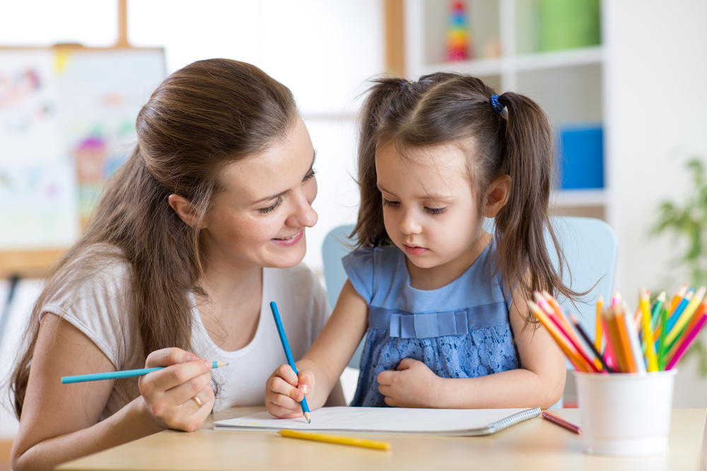 Mother,Looking,How,Her,Child,Daughter,Drawing,A,Picture